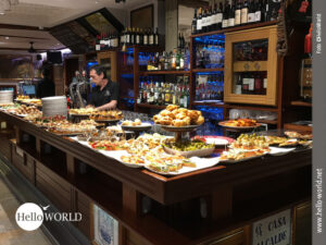 Im Bild sieht man eine Pincho-Bar im Baskenland an der spanischen Nordk&uuml;ste. Auf dem Tresen unz&auml;hlige unterschiedliche Sorten.