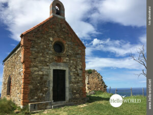 Dies ist Bild 2 aus der Bilderreihe &bdquo;alte Gem&auml;uer&ldquo; an der spanischen Nordk&uuml;ste. Die alte steinerne Kapelle Ermita Santa Catalina steht hier auf einer gr&uuml;nen Wiese.