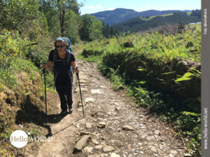 Das Bild zeigt beispielhaft die Beschaffenheit der Wanderwege an der spanischen Nordk&uuml;ste. Hier sieht man Andrea eine steinige und sandige Piste hinaufgehen.