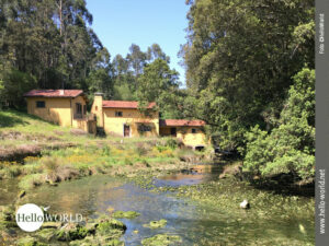 Auf dem spanischen K&uuml;stenweg befindet sich dieses alte gelbfarbene Anwesen, aus mehreren Gen&auml;uden bestehend direkt an einem kleinen Fluss.