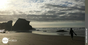Das Bild von der spanischen Nordk&uuml;ste zeigt den Praia das Catedrais in der Abendsonne.