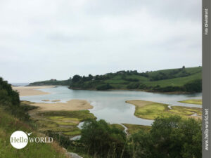 Spanischer Küstenweg zwischen Ebbe und Flut Das Bild zeigt die tief ins Landesinnere ragende Bucht von La Rabia an der spanischen Nordküste, die bei niedrigem Wasserstand von Sandbänken durchzogen ist.