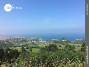 Auf einem H&uuml;gel kurz hinter Cue bietet der spanische K&uuml;stenwanderweg diesen Ausblick auf Llanes und den Atlantik im Hintergrund.