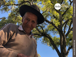 Das Bild aus Bolivien zeigt einen lachenden alten Mann mit Hut.