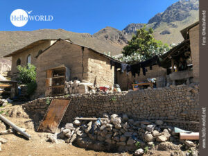 Diese Aufnahme aus der Serie Bilder aus S&uuml;damerika zeigt ein steinernes Haus in einem Dorf im Colca Canyon mit einem Meerschweinchenstall, im Hof eine W&auml;scheleine.