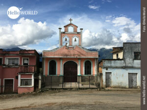 Dies ist ein Foto aus der Serie Bilder aus S&uuml;damerika und zeigt eine rosafarbene kleine Kirche, die auf einem Platz in einem kleinen Dorf steht.
