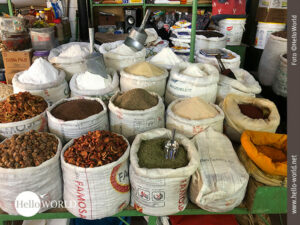 Die Galerie Bilder von M&auml;rkten in S&uuml;damerika, zeigt hier eine Aufnahme von einem Stand mit S&auml;cken voller Gew&uuml;rze.