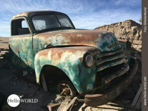 Das "Abenteuer 100 Tage S&uuml;damerika" f&uuml;hrt in abgelegene Gegenden Boliviens in denen man Autowracks wie diese sehen kann.