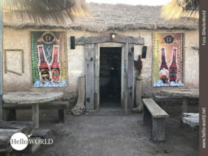 Entspannte Bar-Atmosphäre in Bolivien Das Foto wurde während unseres Abenteuers 100 Tage Südamerika aufgenommen und zeigt den Eingang einer kleinen Bar mit Tischen und Bänken in einem bolivianischen Dorf.