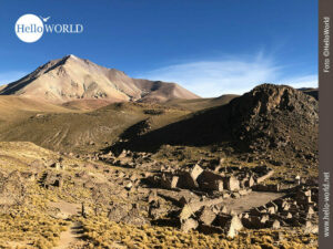 Das Bild aus Bolivien zeigt die Ruinen eines Dorfes zwischen Bergen.