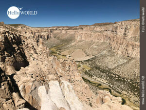 Diese Aufnahme aus Bolivien zeigt den Blick am Canon de Alota &uuml;ber die steilen Felsw&auml;nde hinweg und in der Mitte ein Flu&szlig;.