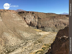 Auf diesem Bild aus Bolivien sieht man deutlich den schlangenf&ouml;rmigen Verlauf des Flu&szlig;es im Canon de Alota