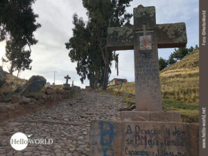 Dieses Bild zeigt den Kreuzweg in Bolivien, der von Copacabana hoch auf den Cerro Calvario f&uuml;hrt.