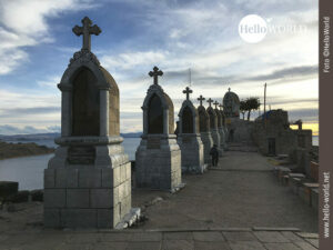 Dieses Bild wurde auf dem Cerro Calvario, Copacabana, Bolivien, aufgenommen und zeigt eine Reihe mit Kreuzen bei Sonnenuntergang.