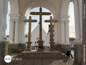 Dieses Bild zeigt drei Kreuze, die bei der Basilika von Copacabana, Bolivien, stehen.