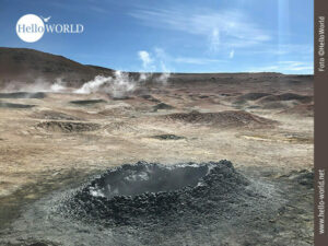 Dieses Bild aus Bolivien entstand im Geothermalgebiet "Sol de Manana" und zeigt einen schwarzen Krater, aus dem Dampf entweicht.