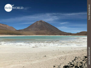 Wahnsinniges Farbspiel: Laguna Verde in Bolivien Dieses Bild aus Bolivien zeigt die Laguna Verde mit ihrem türkisfarbenen Wasser vor einem tiefbraunen Berg.
