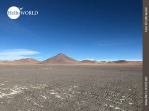 Unvorstellbar: die Weite Boliviens Diese Landschaftsaufnahme aus Bolivien zeigt eine riesige Sandfläche und am Horizont erheben sich Berge und Hügel.