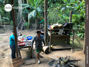Das Bild aus dem Madidi Nationalpark in Bolivien zeigt eine Kochstelle im Freien.
