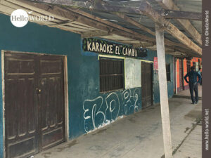 Dieses Bild aus Rurrenabaque zeigt die t&uuml;rkisfarbene Fassade einer Karaoke-Bar, an die sich ein orangefarbenes Haus anschlie&szlig;t.