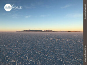 Das Bild aus Bolivien entstand in der Salar de Uyuni und zeigt den strukturierten Boden der Salzw&uuml;ste, der den Sonnenaufgang spiegelt.