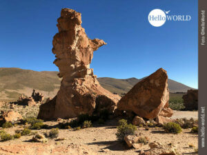 Dieses Bild zeigt eine Felsformation im Valle de las Rocas in Bolivien, die in den strahlend blauen Himmel ragt.