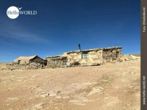 Irgendwie idyllisch: Haus am Wegrand Das Bild aus Bolivien, Südamerika zeigt ein einfaches, aber gepflegtes Steinhaus, das ganz alleine mitten in der Landschaft steht.
