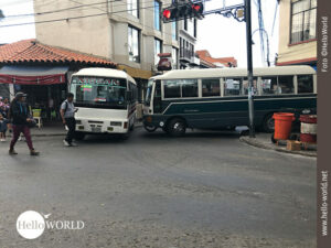 Das Bild von unserer S&uuml;damerika-Tour zeigt eine mit zwei Bussen zugestellte Stra&szlig;enkreuzung.