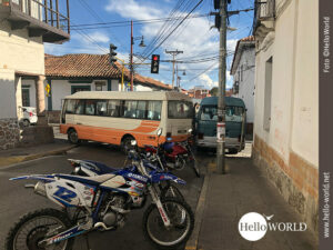 Busse versperren w&auml;hrend des gro&szlig;en Streiks in Bolivien um die Verteilungsk&auml;mpfe der Gasreserven von Incuhuasi in Sucre den Weg Richtung Zentrum.