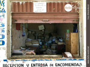 Post- und Paketannahme in Südamerika Diese Aufnahme aus Südamerika, Bolivien, zeigt einen Garagen großen Verschlag, der als Post- und Paketstelle beim Busterminal in Sucre dient.