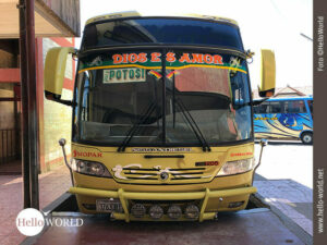 Das Bild vom Abenteuer 100 Tage S&uuml;damerika zeigt einen gelben Bus mit der Aufschrift Potosi am Busterminal von Sucre, Bolivien.