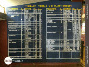 Überschaubar: Fahrplanaushang in Südamerika Das Bild, aufgenommen in Bolivien, Südamerika, zeigt eine schwarze Tafel, auf der in weißer Schrift der Fahrplan des Busterminals in Sucre vermerkt ist.