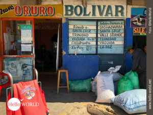 Diese Aufnahme stammt aus S&uuml;damerika und zeigt eine Bretterbude am Busterminal in Sucre, Bolivien, mit der Aufschrift Bolivar.