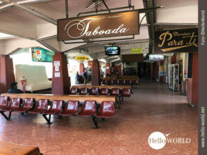 Wartesaal im Terminal des Buses in Sucre Das Bild aus Bolivien, Südamerika, zeigt den Wartesaal des Terminal de Buses in Sucre.