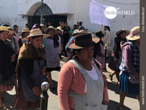 Das Bild vom Abenteuer 100 Tage S&uuml;damerika wurde in Bolivien aufgenommen und zeigt Indigenas mit ihren Sch&uuml;rzen und H&uuml;ten bekleidet beim Protestzug in Sucre.