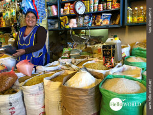 Säckeweise Grundnahrungsmittel bieten die Mercados Das Bild vom Mercado Campesino in Sucre, Bolivien, zeigt Säcke voller Grundnahrungsmittel.