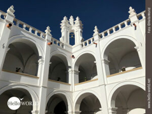 Weiße Mauern, blauer Himmel: die Kennzeichen Sucres Das Bild aus Südamerika zeigt einen Ausschnitt der weißen Klostermauern San Felipe de Neri, die sich gegen den tiefblauen Himmel abzeichnen.