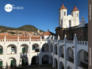 Ein Hauch von Nostalgie in Südamerika Dieses Bild aus Südamerika zeigt einen Ausschnitt des Innenhofes des Klosters San Felipe de Neri mit seinen Kreuzgängen und Türmen vor strahlend blauem Himmel.