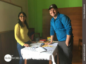 Lieblingslehrerin an der Bolivian Spanish School Das Bild zeigt Analia von der Bolivian Spanish School in Sucre, Südamerika, zusammen mit Nico im Klassenzimmer.