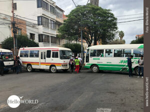 Busse versperren w&auml;hrend des gro&szlig;en Streiks in Bolivien um die Verteilungsk&auml;mpfe der Gasreserven von Incuhuasi in Sucre den Weg Richtung Zentrum.