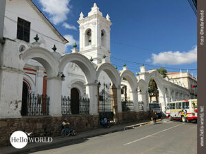 Momentaufnahme in Bolivien: Basilica de San Francisco Hier sieht man einen Straßenabschnitt in Boliviens konstitutioneller Hauptstadt Sucre mit dem weißen Kirchturm der Basilica de San Francisco.