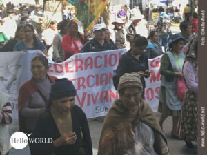 Das Bild, aufgenommen w&auml;hrend unseres &bdquo;Abenteuer 100 Tage S&uuml;damerika&ldquo; in Bolivien zeigt einen Protestzug der Collective und Syndicate, die zum Streik aufgerufen haben.