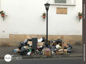 Warten auf den Abtransport Das Bild aus Sucre, Südamerika, wurde während der Straßenblockaden aufgenommen und zeigt einen Müllberg am Straßenrand.