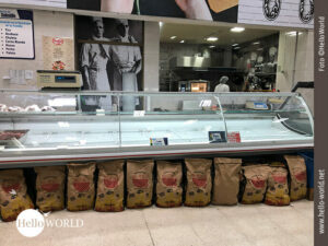 Leergeräumte Fleischtheke im Supermarkt Das Bild aus Sucre, Südamerika, zeigt eine leere Fleischtheke im Supermarkt.