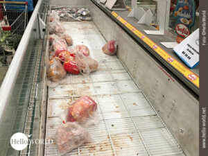 Streikkonsequenzen: Frischwaren werden knapp Das Bild zeigt eine fast leere Fleischtheke in einem Supermarkt in Sucre, Südamerika.