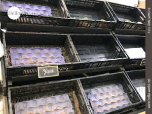 Rares Angebot auch in der Obst- und Gemüseabteilung Das Bild zeigt leere Regale in der Obst- und Gemüseabteilung eines Supermarktes während der Streikzeit in Sucre, Südamerika.