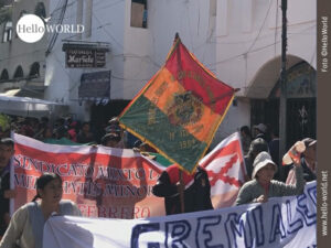 Das Bild, aufgenommen w&auml;hrend unseres &bdquo;Abenteuer 100 Tage S&uuml;damerika&ldquo; in Bolivien zeigt einen Protestzug der Collective und Syndicate, die zum Streik aufgerufen haben.