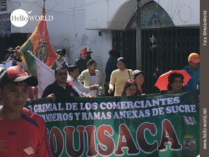 Das Bild, aufgenommen w&auml;hrend unseres &bdquo;Abenteuer 100 Tage S&uuml;damerika&ldquo; in Bolivien zeigt einen Protestzug einer H&auml;ndlervereinigung, die zum Streik aufgerufen hat.