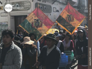 Das Bild aus S&uuml;damerika zeigt eine protestierende Menschenmasse in einer Stra&szlig;e in Sucre, Bolivien.