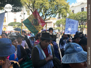 Das Bild aus S&uuml;damerika zeigt eine protestierende Menschenmasse in einer Stra&szlig;e in Sucre, Bolivien.